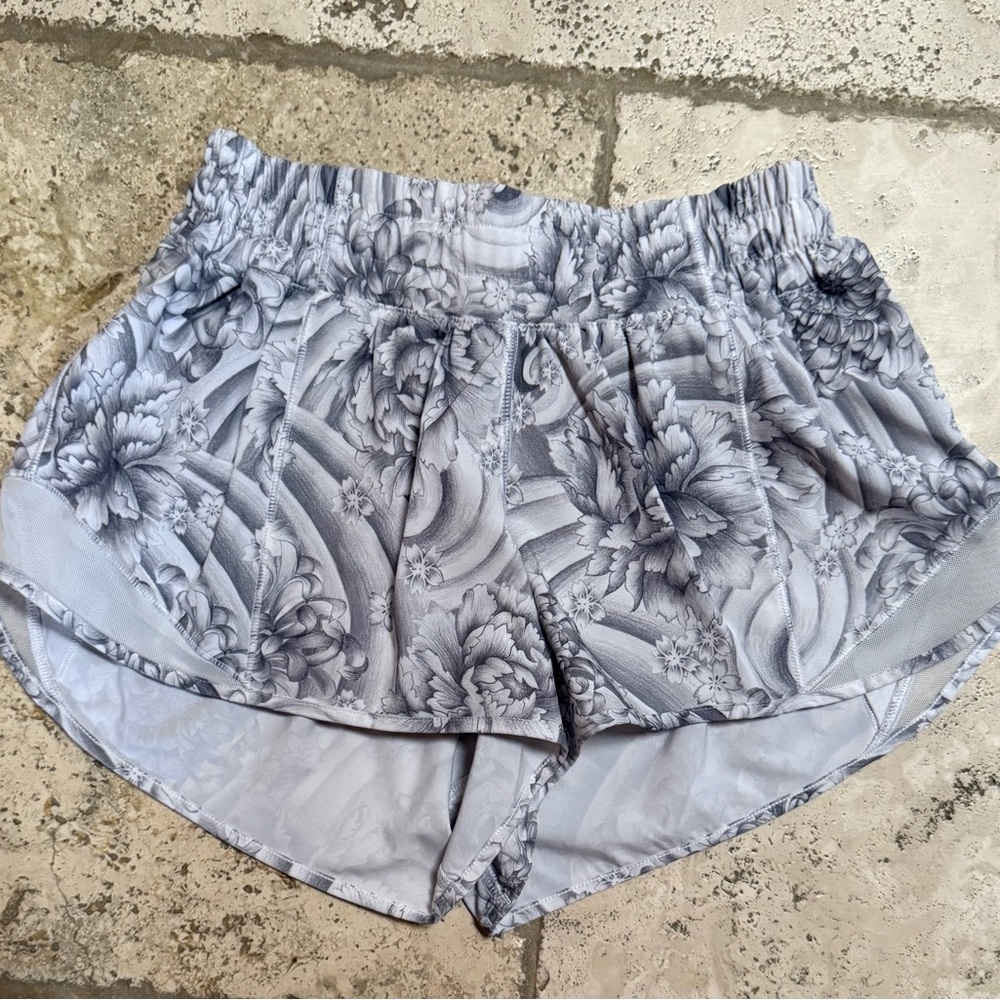 Lululemon Hotty Hots Size 4 2.5”